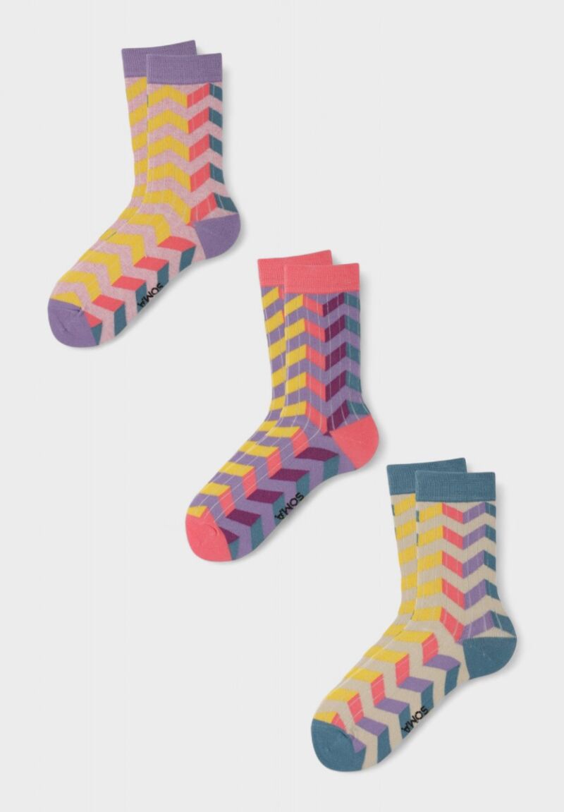 Γυναικείες fashion κάλτσες Bekky SOMA – σετ 3 τεμαχίων με πολύχρωμο zigzag σχέδιο