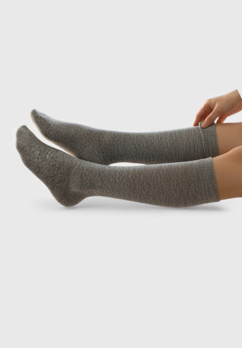 Γυναικεία μάλλινη κάλτσα Pro Socks γκρι μέχρι το γόνατο – flat lay