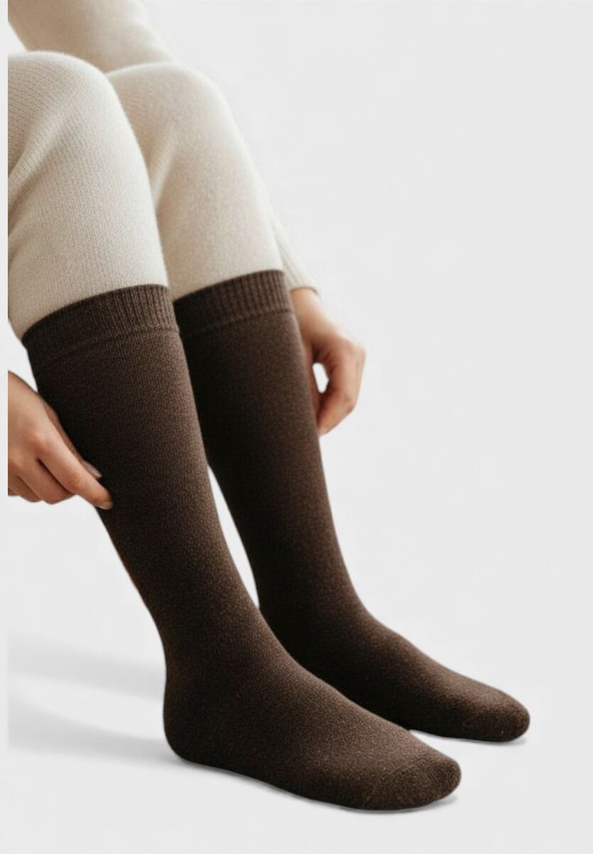 Γυναικεία μάλλινη κάλτσα Pro Socks καφέ μέχρι το γόνατο – flat lay